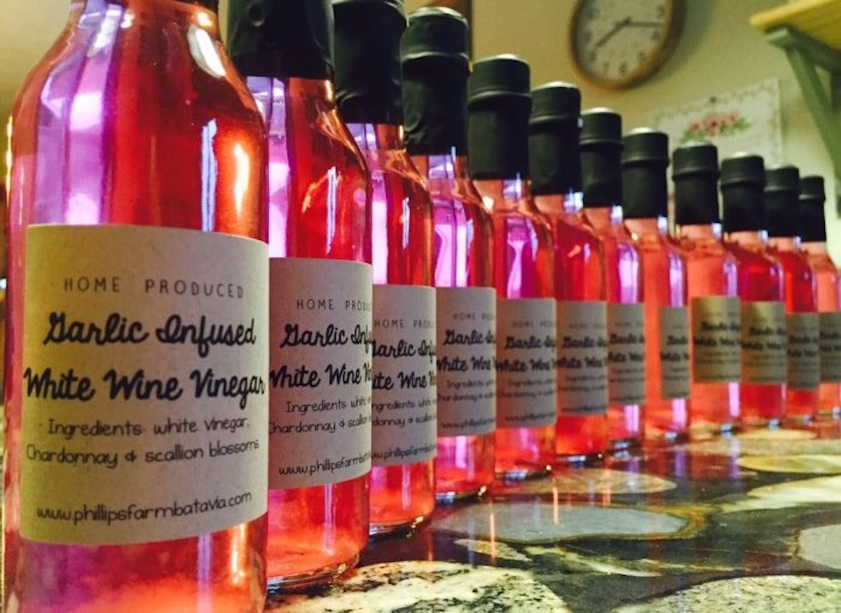 How to Make White Wine Vinegar Flavored With Herbs